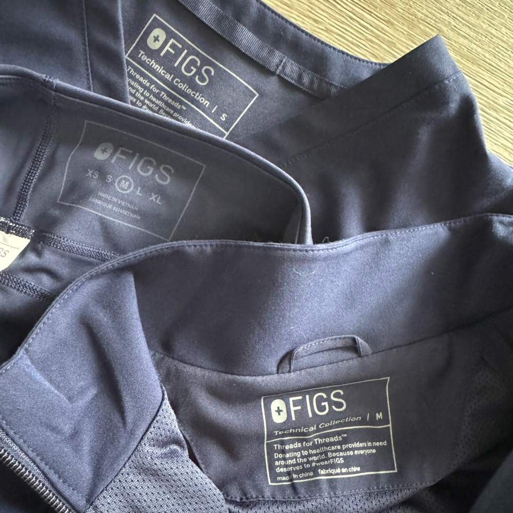 Women’s Navy Figs scrubs - Picture 2 of 2